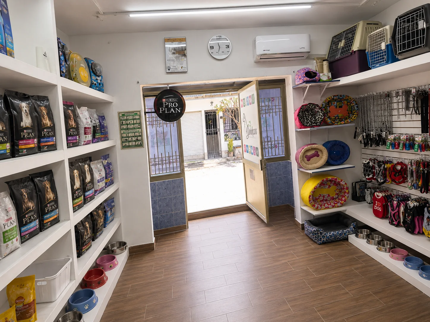 Área de productos para mascotas en DonKan